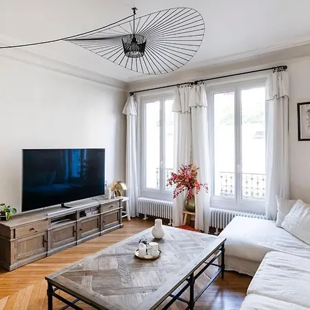 Charmant Appartement Avec Jardin Suresnes Exterior photo